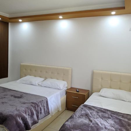 Guesthouse Alvi Permet Luaran gambar