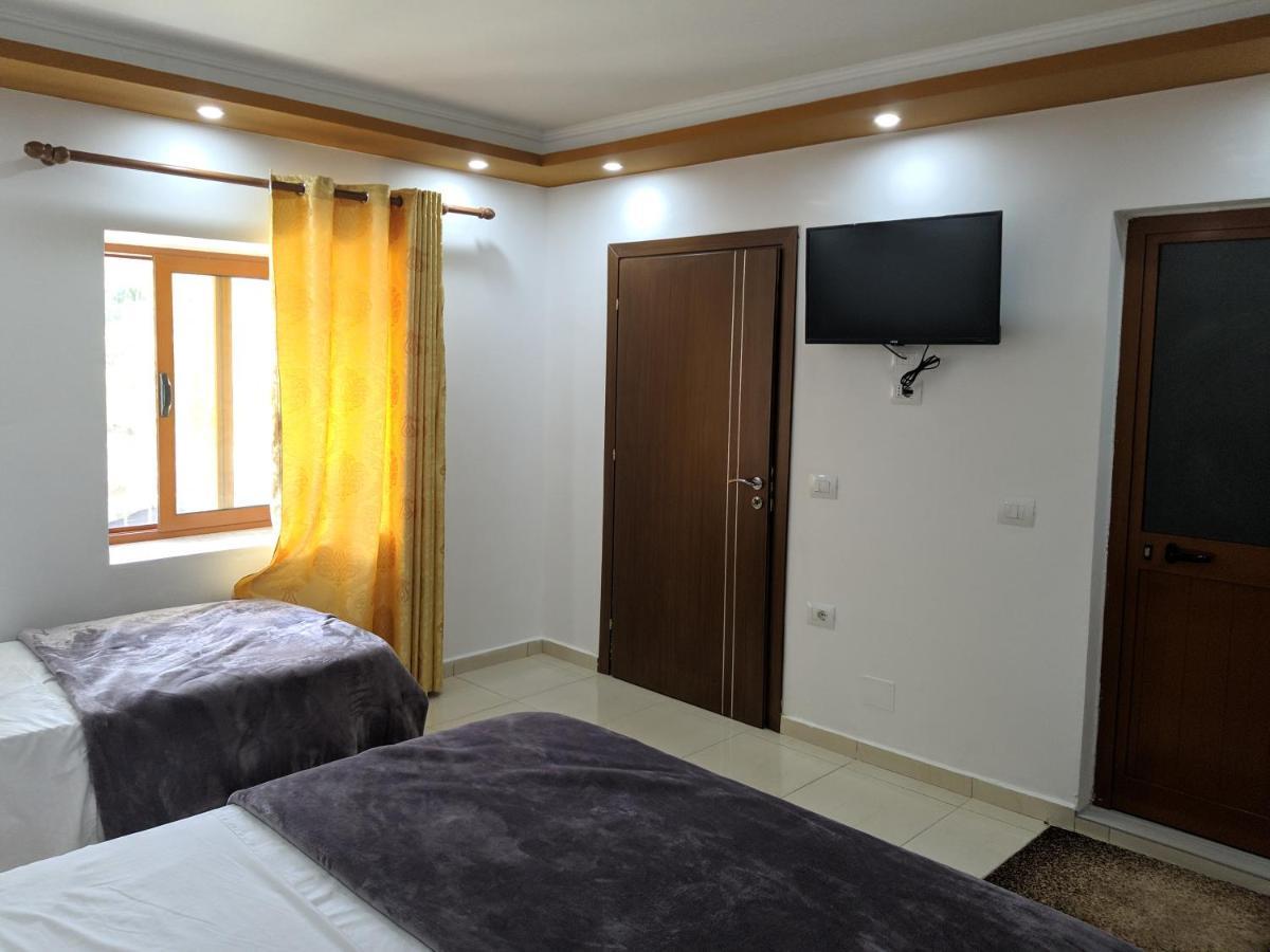 Guesthouse Alvi Permet Luaran gambar