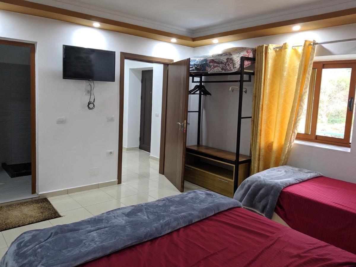 Guesthouse Alvi Permet Luaran gambar