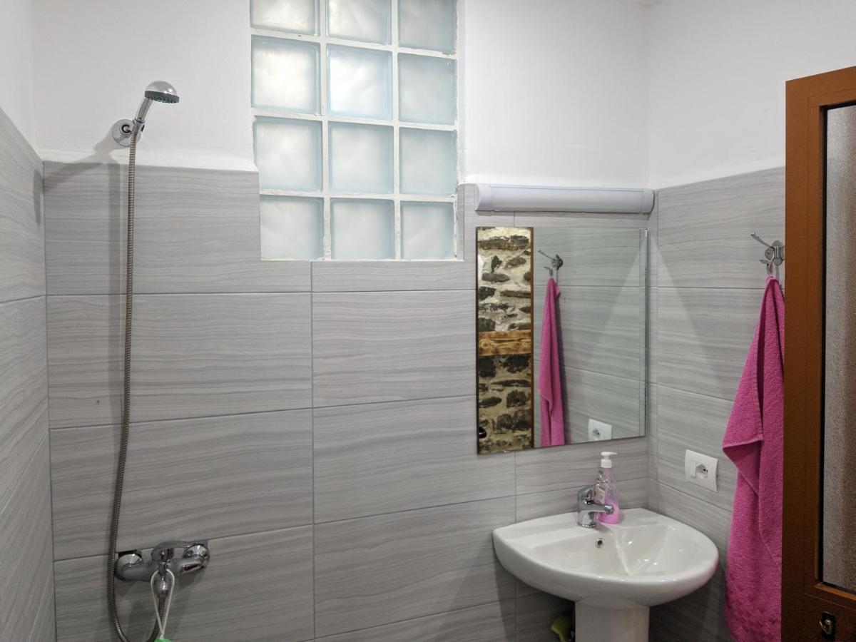 Guesthouse Alvi Permet Luaran gambar