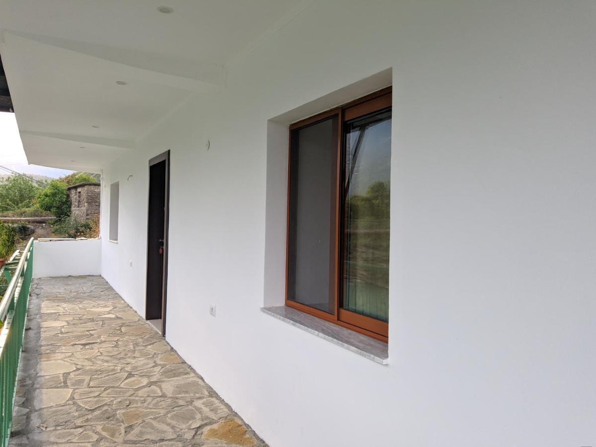 Guesthouse Alvi Permet Luaran gambar