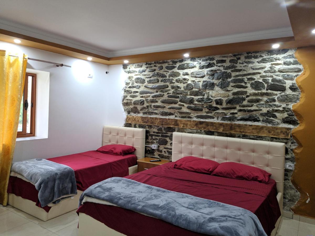 Guesthouse Alvi Permet Luaran gambar