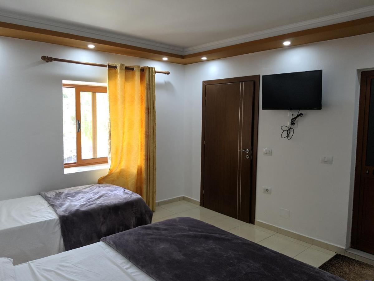 Guesthouse Alvi Permet Luaran gambar