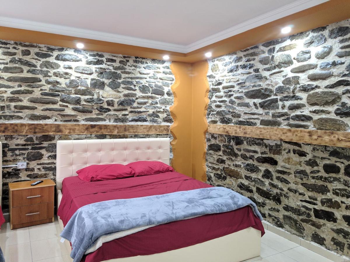 Guesthouse Alvi Permet Luaran gambar